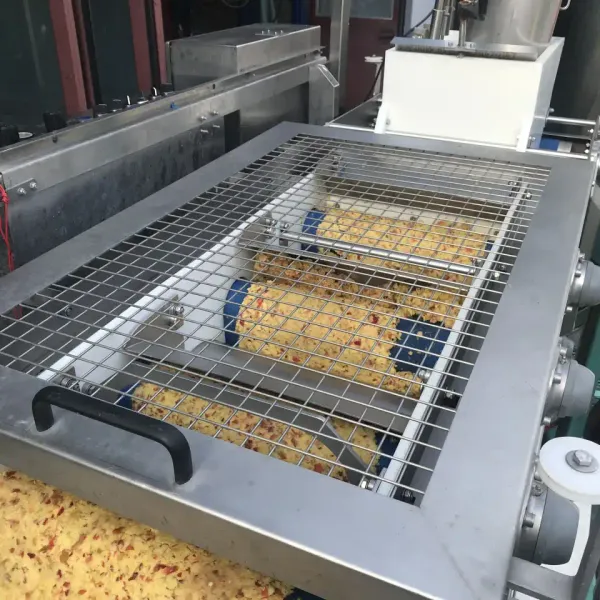 Mobile Bandpresse mit Walzenpaket, in dem die Äpfel und Birnen zerkleinert und ausgepresst werden