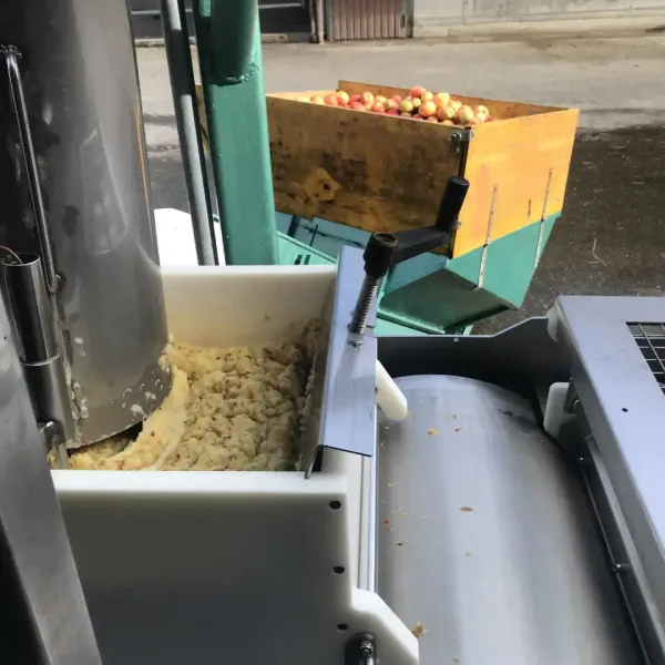 Presswalze der mobilen Bandpresse, die die Maische auspresst